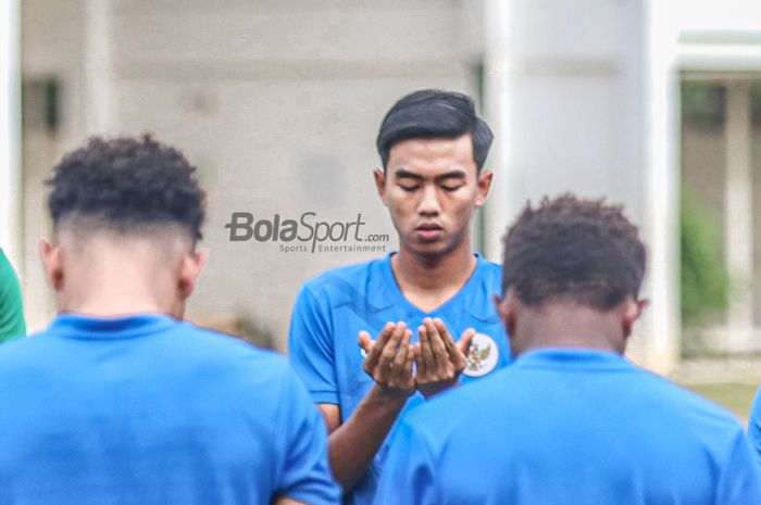 Bek timnas U-19 Indonesia, Kakang Rudianto, sedang memanjatkan doa di Stadion Madya, Senayan, Jakarta, 2 Maret 2022.