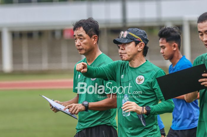 Shin Tae-yong (tengah) dan asistennya bernama Kim Bong-soo (kiri), sedang memantau para pemainnya di Stadion Madya, Senayan, Jakarta, 2 Maret 2022.
