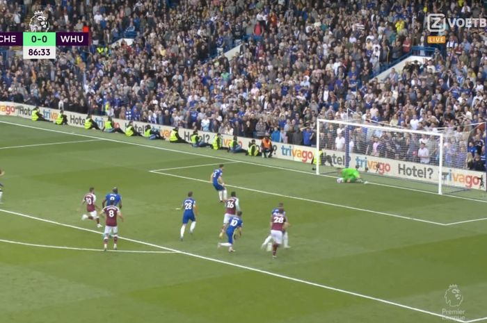 Momen kegagalan penalti Jorginho saat Chelsea menjamu West Ham United pada pekan ke-34 Liga Inggris 2021-2022.