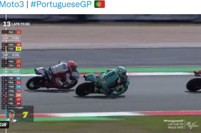 Momen Mario Suryo Aji atau Mario Aji disalip Dennis Foggia pada Moto3 Portugal 2022 Minggu petang (24/4/2022) WIB.