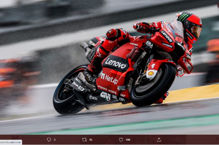 Aksi pembalap Ducati Lenovo, Francesco Bagnaia, pada hari kedua MotoGP Portugal 2022, Sabtu (23/4/2022).