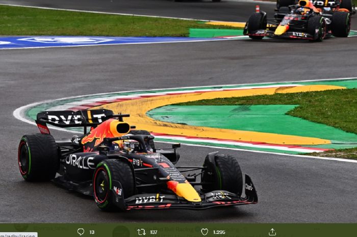Aksi dua pembalap Red Bull Racing, Max Verstappen dan Sergio Perez saat GP Emilia Romagna 2022 di Autodromo Enzo e Dino Ferrari, Minggu (24/4/2022).