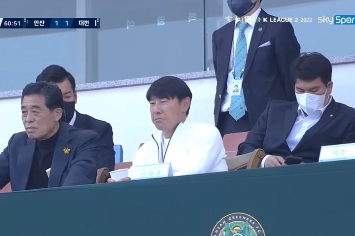 Pelatih timnas Indonesia, Shin Tae-yong, menonton langsung laga Ansan Greeners vs Daejon Hana Citizen, Minggu (24/4/2022).