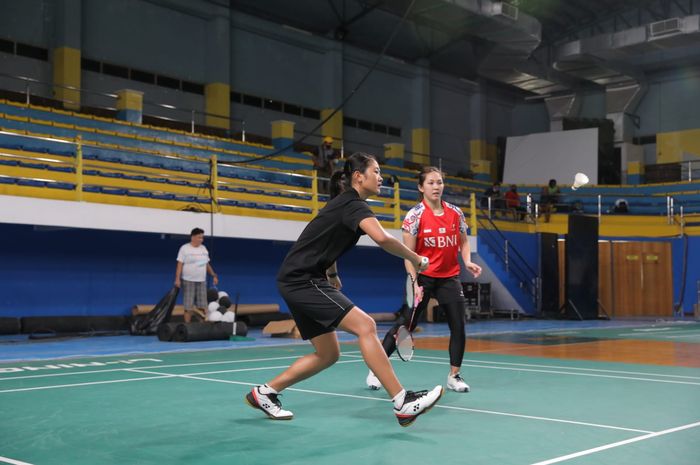 Pebulu tangkis ganda putri Indonesia, Ribka Sugiarto/Amalia Cahaya Pratiwi, berlatih di lapangan menjelang Kejuaraan Asia 2022 di Muntinlupa Sports Center, Manila, Filipina, Minggu (24/4/2022).