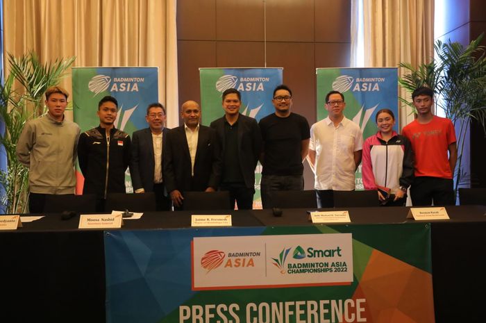 Pebulu tangkis tunggal putra Indonesia, Anthony Sinisuka Ginting (kedua dari kiri) saat konferensi pers menjelang Kejuaraan Asia 2022 di Hotel Crimson, Manila, Filipina, Minggu (24/4/2022).