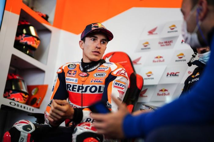 Pembalap Repsol Honda, Marc Marquez ketika mendapatkan pengarahan dari timnya pada hari pertama MotoGP Portugal 2022, Jumat (22/4/2022)