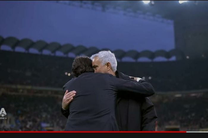 Jose Mourinho berbisik-bisik dengan Simone Inzaghi usai laga Inter Milan vs AS Roma pada lanjutan Liga Italia di San Siro, Milano (23/4/2022).