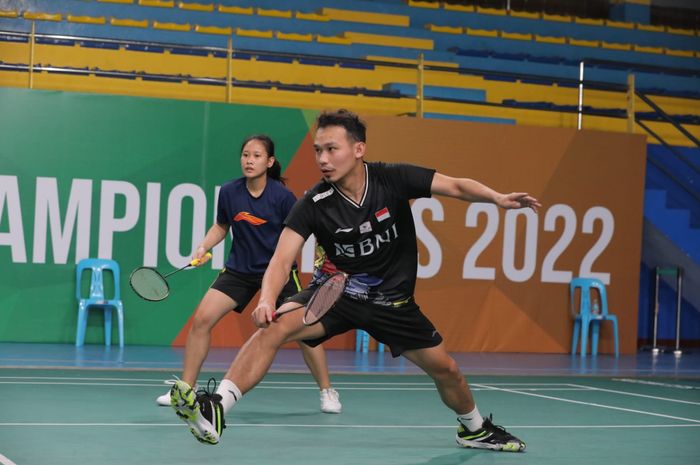 Pasangan ganda campuran, Rinov Rivaldy/Pitha Haningtyas Mentari, saat berlatih di Muntinlupa Sports Complex, Manila, Filipina, Senin (25/4/2022).