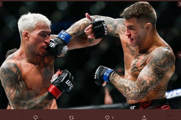 Charles Oliveira terkena pukulan Dustin Poirier di gelaran UFC 269