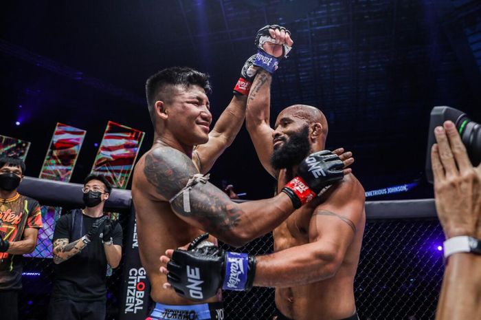 Dua legenda Muay Thai dan MMA yang kini berkompetisi di ONE Championship, Rodtang Jitmuangnon serta Demetrious Johnson.