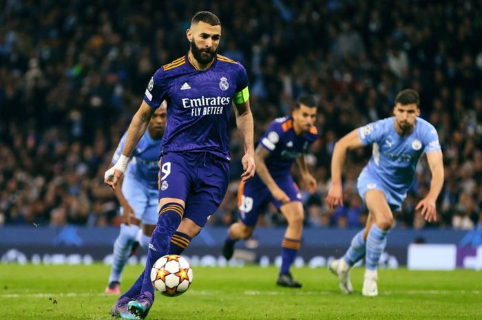 Aksi penyerang Real Madrid, Karim Benzema, melakukan tendangan panenka saat mengeksekusi penalti ke gawang Manchester City pada laga leg pertama babak semifinal Liga Champions 2021-2022 di Stadion Etihad, Selasa (26/4/2022).