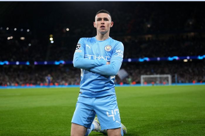 Gelandang Manchester City, Phil Foden, merayakan golnya ke gawang Real Madrid dalam laga leg pertama babak semifinal Liga Champions 2021-2022, Selasa (26/4/2022).