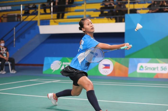 Pebulu tangkis tunggal putri Indonesia, Putri Kusuma Wardani, menyambut bola dari lawannya, Kim Gae-un (Korea Selatan), pada pertandingan  babak pertama Kejuaraan Asia 2022 di Muntinlupa Sports Complex, Manila, Filipina, 27 April 2022.