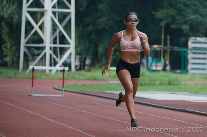 Atlet putri dari cabor atletik Emilia Nova tengah berlatih di Stadion Madya, Senayan, Jakarta, beberapa waktu lalu