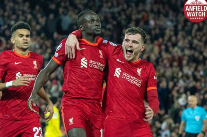 Penyerang Liverpool, Sadio Mane (tengah), merayakan gol ke gawang Villarreal dalam laga leg pertama semifinal Liga Champions di Stadion Anfield, Rabu (27/4/2022).