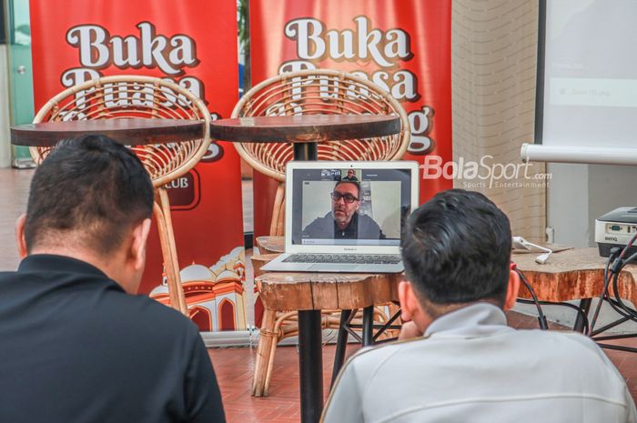Pelatih baru Persija Jakarta, Thomas Doll (tengah), sedang memberikan sambutan secara virtual di Hotel Monopoli, Kemangm Jakarta Selatan, 29 April 2022.