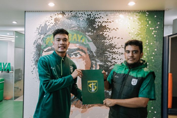 Brylian Aldama (kiri) berpose dengan Manajer Persebaya Surabaya Yahya Alkatiri setelah menandatangani kontrak kerja sama di Kantor Marketing Persebaya.