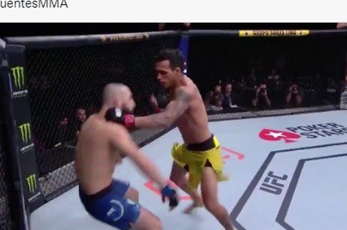 Momen Charles Oliveira (kanan) memukul KO, Jared Gordon pada UFC Fight Night 164 tahun 2019 silam, di Sao Paolo, Brasil.