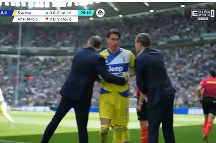 Reaksi Dusan Vlahovic saat ditarik keluar Massimiliano Allegri (kiri) dalam laga Liga Italia antara Juventus vs Venezia di Allianz Stadium Turin (1/5/2022).