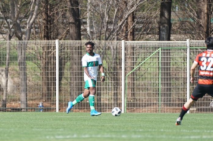 Pemain baru persija Jakarta, Barnabas Sobor, sedang memperkuat timnas U-19 Indonesia