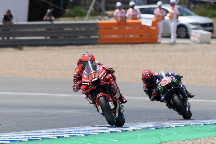 Pembalap Ducati Lenovo, Francesco Bagnaia, memimpin di depan Fabio Quartararo (Monster Energy Yamaha) pada balapan seri keenam MotoGP Spanyol di Sirkuit Jerez, Spanyol, 1 Mei 2022