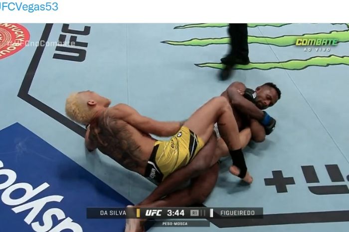 Adik Deiveson Figueiredo, Francisco Figueiredo, mengunci kaki Daniel da Silva dalam hasil UFC Vegas 53, Minggu (1/5/2022).