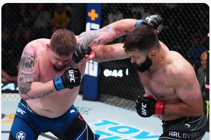 Duel antara Andrei Arlovski (kanan) melawan Jake Collier di UFC Vegas 53, Minggu (1/5/2022) WIB.