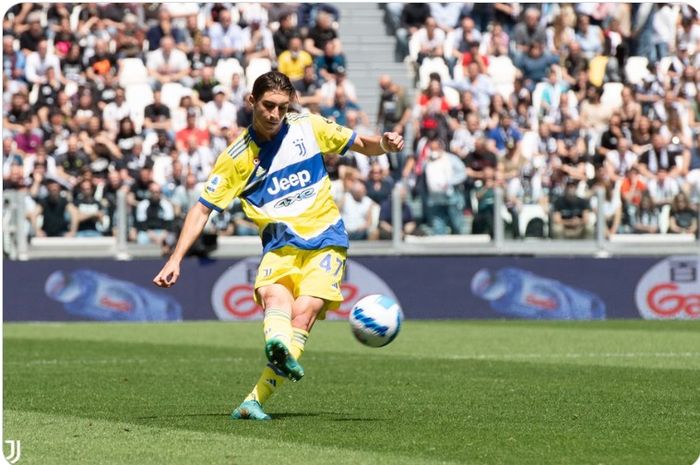Gelandang Juventus yang masih berusia 18 tahun, Fabio Miretti, tampil sebagai starter dalam laga Liga Italia melawan Venezia, Minggu (1/5/2022) di Turin.