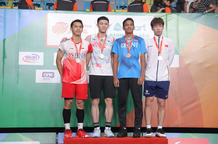 Para pemenang medali Kejuaraan Asia 2022. (Ki-ka) Runner-up Jonatan Christie (Indonesia), Juara Asia Lee Zii Jia (Malaysia), serta semifinalis Chico Aura Dwi Wardoyo (Indonesia) dan Weng Hong Yang (China). 
