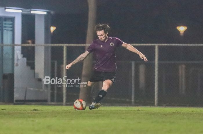 Marc Klok sedang akan menendang bola dalam latihan timnas U-23 Indonesia di Lapangan B, Senayan, Jakarta, 1 Mei 2022.