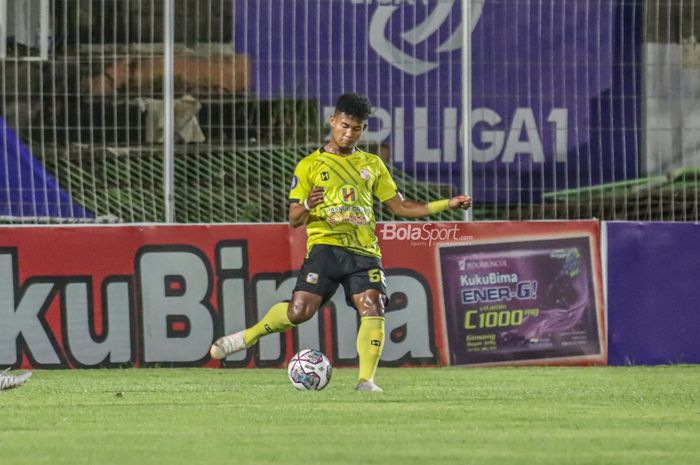 Bek sayap kanan Barito Putera, Bagas Kaffa, nampak akan menendang bola dalam laga pekan ke-21 Liga 1 2021 di Stadion Kompyang Sujana, Bali, 28 Januari 2022.