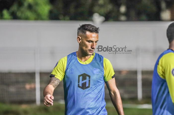 Gelandang Barito Putera, Raphael Maitimo, sedang melakukan pemanasan dalam laga pekan ke-21 Liga 1 2021 di Stadion Kompyang Sujana, Bali, 28 Januari 2022.