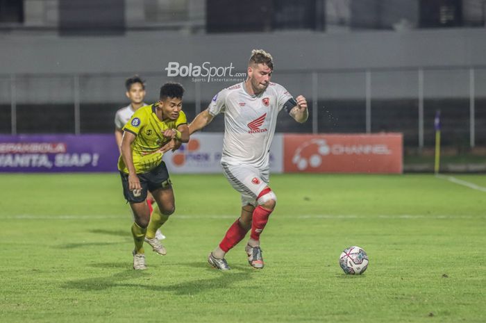 Pemain PSM Makassar, Wiljan Pluim (kanan), sedang menguasai bola dan dibayangi bek sayap kanan Barito Putera, Bagas Kaffa (kiri), dalam laga pekan ke-21 Liga 1 2021 di Stadion Kompyang Sujana, Bali, 28 Januari 2022.