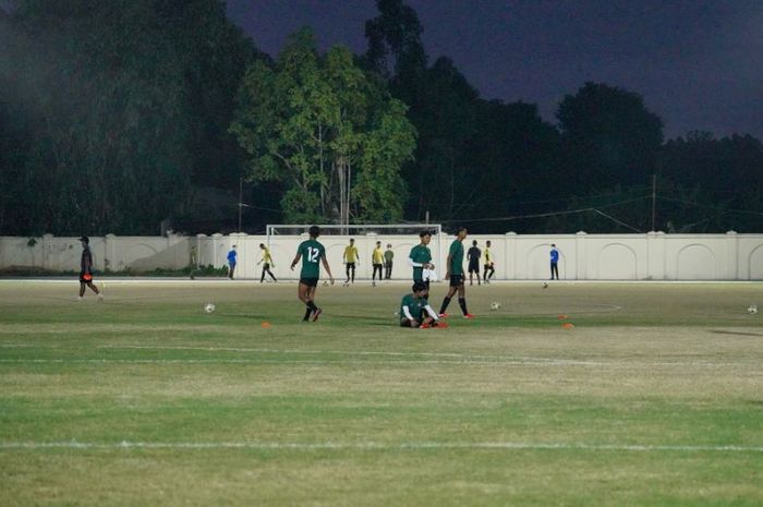 Kondisi rumput tempat latihan timnas U-23 Myanmar untuk SEA Games 2021.