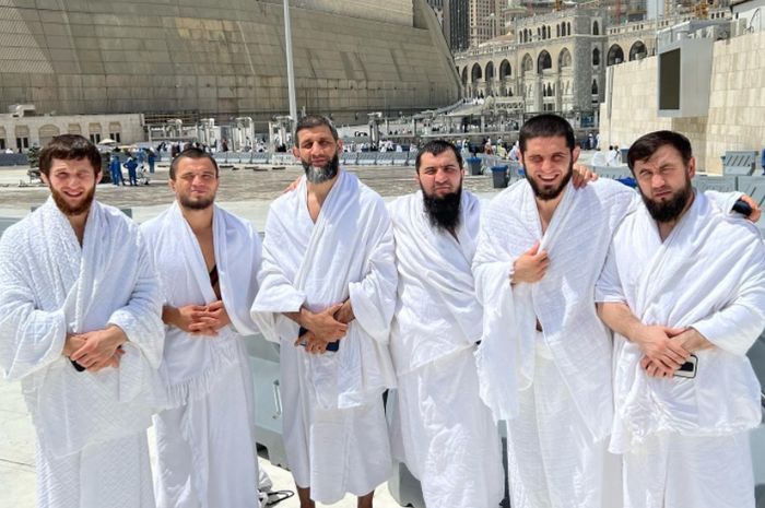 Petarung UFC, Islam Makhachev (kedua dari kanan), menjalankan ibadah umrah di Makkah selama Ramadan. 