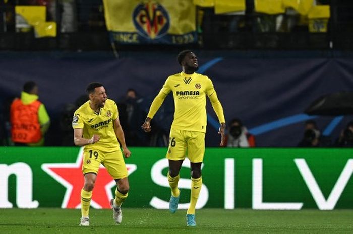 Penyerang Villarreal, Boulaye Dia, merayakan gol ke gawang Liverpool dalam laga leg kedua semifinal Liga Champions di Stadion de la Ceramica, Selasa (3/5/2022).