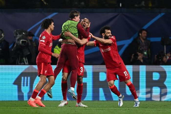 Para pemain Liverpool merayakan gol Fabinho ke gawang Villarreal dalam laga leg kedua semifinal Liga Champions di Stadion de la Ceramica, Selasa (3/5/2022).
