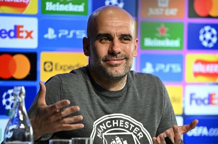 Pelatih Manchester City, Pep Guardiola, berbicara dalam konferensi pers di tempat latihan Man City, Manchester, Selasa (3/5/2022).