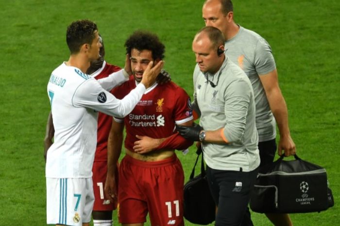 Mohamed Salah waktu mengalami cedera di final Liga Champions 2017-2018 melawan Real Madrid.