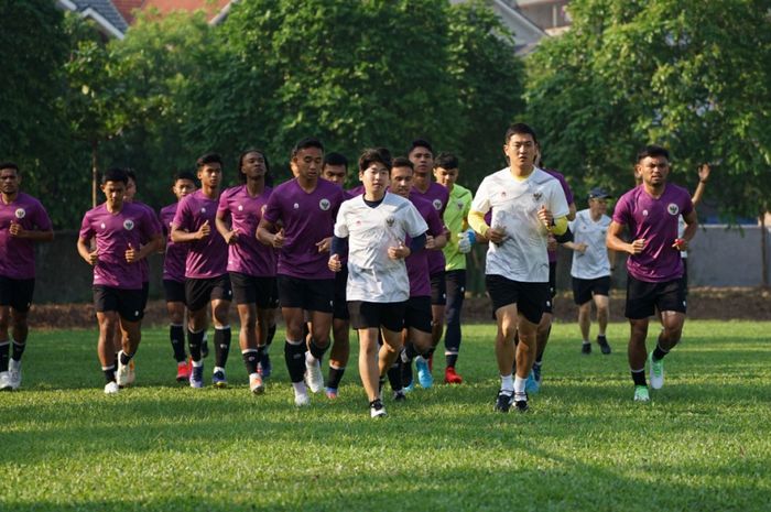 Latihan timnas U-23 Indonesia di Lapangan Bai Bang, Phu Tho, Vietnam, Rabu (4/5/2022).