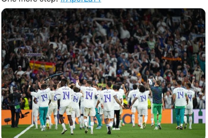 Para pemain Real Madrid mengenakan jersei bertuliskan A Por La 14 usai pastikan lolos ke final Liga Champions 2021-2022.