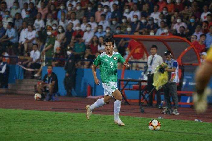 Bek timnas U-23 Indonesia, Alfeandra Dewangga, dalam laga melawan Vietnam di SEA Games 2021, Jumat (6/5/2022) di Stadion Viet Tri, Phu Tho.