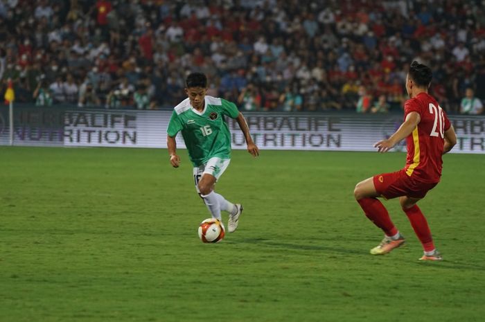 Bek timnas U-23 Indonesia, Ilham Rio Fahmi, dalam laga melawan Vietnam di SEA Games 2021, Jumat (6/5/2022) di Stadion Viet Tri, Phu Tho.