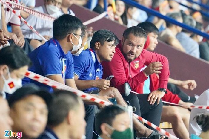 Pelatih timnas U-23 Myanmar, Velizar Popov menyaksikan laga pembuka SEA Games 2021.
