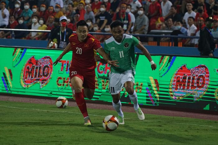 Pemain timnas U-23 Indonesia, Saddil Ramdani, berduel dengan Bui Hoang Viet Anh dalam laga melawan Vietnam di SEA Games 2021, Jumat (6/5/2022) di Stadion Viet Tri, Phu Tho.