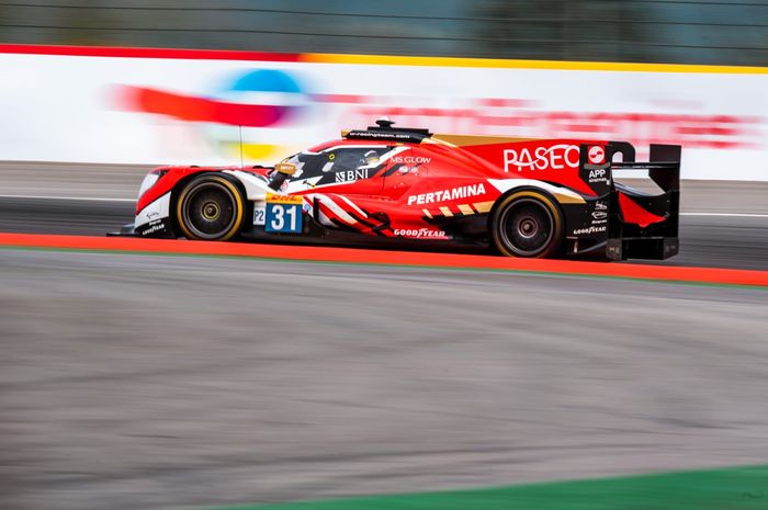 Mobil balap tim WRT #31 saat beraksi di Sirkuit Spa-Francorchamps, Belgia pada Kamis (5/5/2022).
