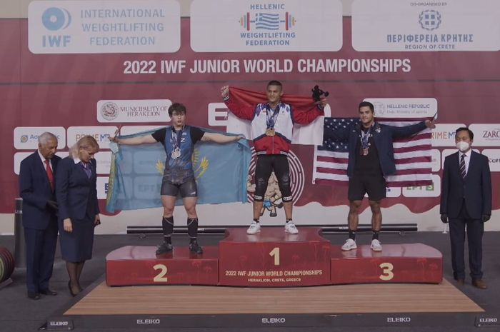 Atlet angkat besi Indonesia, Rizki Juniansyah berhasil memboyong tiga medali emas pada Kejuaraan Dunia Junior 2022.