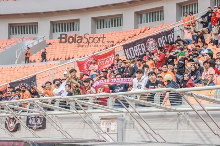 Sejumlah pendukung Persija Jakarta (The Jakmania) sudah memadati Jakarta Internasional Stadium, Jakarta Utara, 7 Mei 2022.