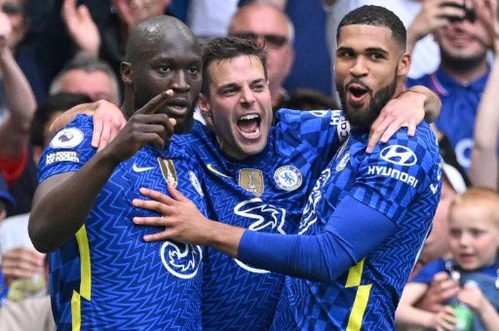 Striker Chelsea, Romelu Lukaku, merayakan gol ke gawang Wolverhampton Wanderers dalam laga Liga Inggris di Stadion Stamford Bridge, Sabtu (7/5/2022).