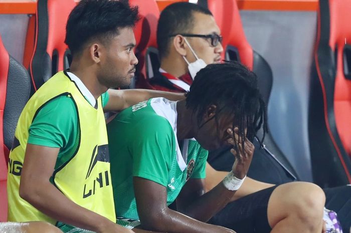 Ronaldo Kwateh saat menangis usai ditarik keluar meski baru bermain 20 menit pada laga Vietnam vs Indonesia (6/5/2022). 